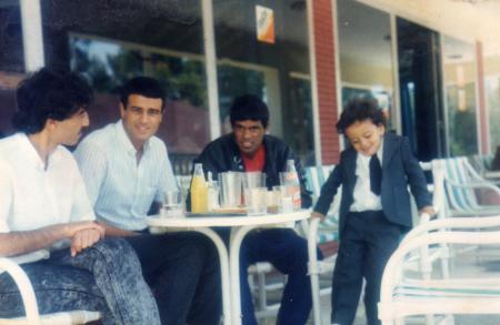 moi et mon oncle avec leurs amies le 04/ juin /1988 au cafe alhataba