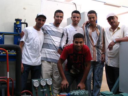 moi et mes amies avec notre prof Mr sououdi-ann�e de formation (2004-2006) en sp�cialit� de froid commerciale et climatisation